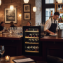 Cave à vin installée dans un espace de bar professionnel