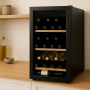 Cave à vin installée sur un plan de travail avec bouteilles rangées à l’intérieur