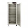 Armoire ouverte avec plusieurs niveaux de grilles de rangement