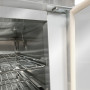 Gros plan sur la charnière et le joint intérieur de la porte