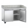 Table réfrigérée avec porte ouverte et espace de rangement intérieur visible