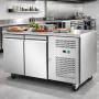 Desserte réfrigérée inox 2 portes avec plan de travail en cuisine professionnelle