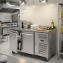 Table réfrigérée professionnelle inox 2 portes avec dosseret en cuisine