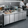 Desserte réfrigérée professionnelle inox 4 portes en cuisine