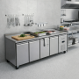 Desserte réfrigérée professionnelle inox 4 portes avec dosseret en cuisine