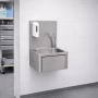 Lave-mains inox avec distributeur à savon et mitigeur à commande fémorale - eau chaude et froide