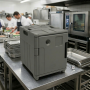 Conteneur isotherme posé sur une table dans une cuisine professionnelle.