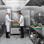 Armoire utilisée dans une cuisine professionnelle pour conserver des plats préparés