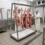Chariot à carcasses utilisé dans un atelier professionnel pour suspendre et déplacer des pièces de viande