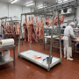 Chariot à carcasses utilisé dans un atelier professionnel pour suspendre et déplacer des pièces de viande