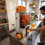 Machine à jus d'orange automatique professionnelle en situation