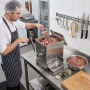 Mélangeur utilisé en cuisine professionnelle pour homogénéiser une préparation de viande