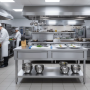 Table inox utilisée comme plan de travail dans une cuisine professionnelle