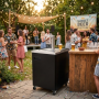 Tireuse à bière mobile installée en extérieur lors d’un événement, à proximité d’un comptoir de service.