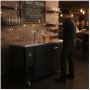 Tireuse à bière professionnelle à deux becs installée dans un bar, utilisée par un serveur pour remplir des verres de bière.