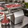Hachoir à viande utilisé dans une cuisine professionnelle