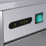 Gros plan sur les commandes et l’interrupteur de la machine.