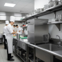 Machine à glaçons installée dans une cuisine professionnelle.
