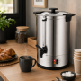 Percolateur installé sur un comptoir avec tasses et accessoires de service