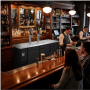 Meuble réfrigéré installé derrière un comptoir de bar professionnel