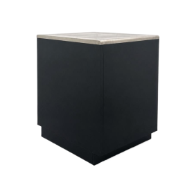 Vue en perspective du meuble comptoir noir avec plateau supérieur en acier inoxydable et socle fermé.