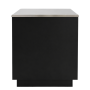 Vue latérale du meuble comptoir noir avec plateau supérieur en acier inoxydable.