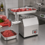 Hachoir à viande utilisé dans une cuisine professionnelle pour préparer de la viande hachée