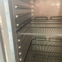 Détail intérieur avec glissières embouties et grilles de stockage réglables.