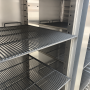 Détail des glissières inox permettant de régler la hauteur des grilles.