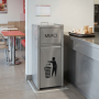 Poubelle professionnelle en inox installée dans un espace de restauration rapide, à proximité du comptoir de débarrassage.
