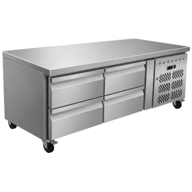 Soubassement réfrigéré en inox, présenté de trois quarts sur fond blanc. Il dispose de quatre tiroirs avec poignées intégrées, d