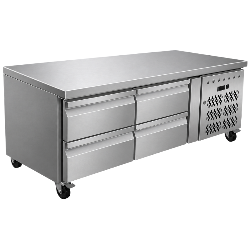 Soubassement réfrigéré en inox, présenté de trois quarts sur fond blanc. Il dispose de quatre tiroirs avec poignées intégrées, d