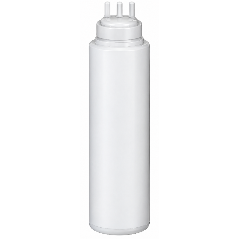 Bouteille souple blanche de forme cylindrique, équipée d’un bouchon à trois becs verseurs fins et parallèles. Le corps lisse et 