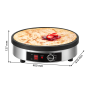 Crêpière électrique professionnelle avec une crêpe garnie de fraises et de coulis. Dimensions de l’appareil : 400 mm de largeur,