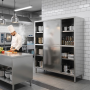 Armoire inox installée dans une cuisine professionnelle, permettant de ranger et d’organiser la vaisselle, les ustensiles et les